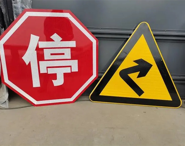 四川交通標(biāo)志標(biāo)牌選材和安裝注意事項(xiàng)
